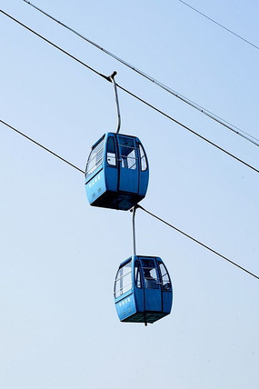 大山上的索道缆车是如何修建的？