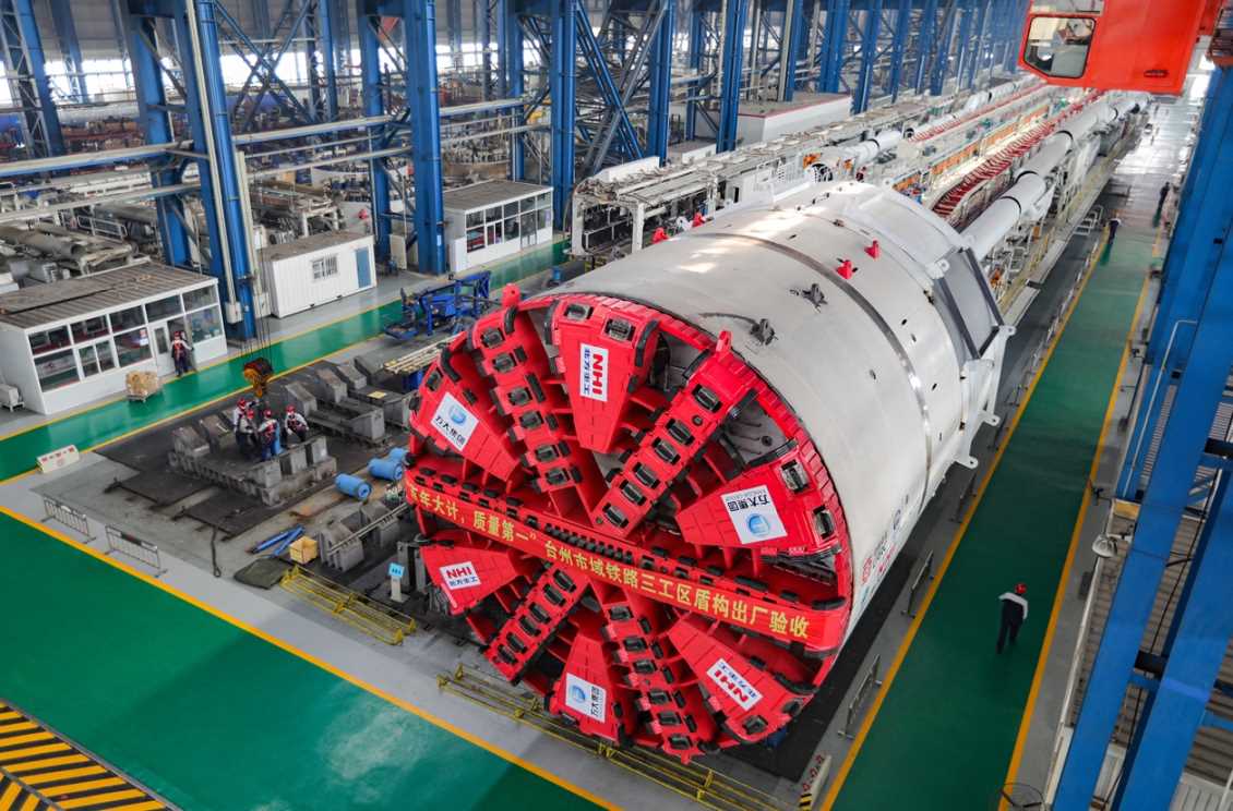 盾构机存放时，应将其放置在干燥的环境中