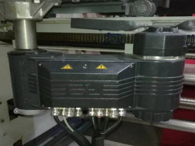 九一 JY-2025 型节能定型机上针探边系统，采用德国 Erhardt+Leimer 莱默尔上针探边。