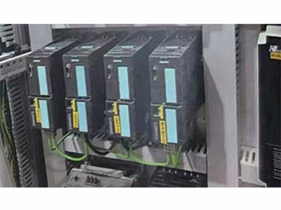 九一 JY-2025 型节能定型机，超喂系统采用西门子变频器，转速稳定，控制精准。